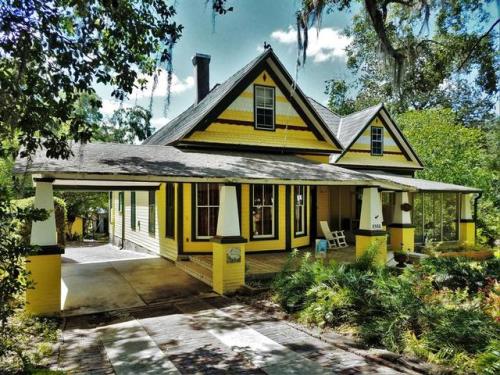 magicalhomesandstuff - Love the paint on this house! The listing...