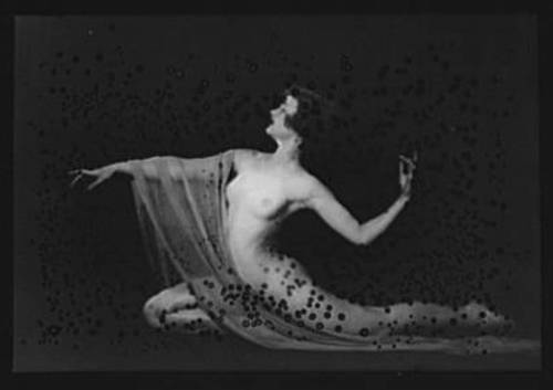 madivinecomedie:Arnold Genthe. Miss Carmen dancing entre 1896...