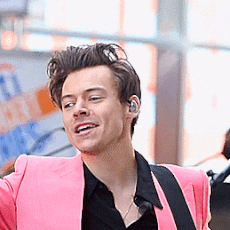 harry-nofookingway-styles:Harry reacting to praise/crowds...