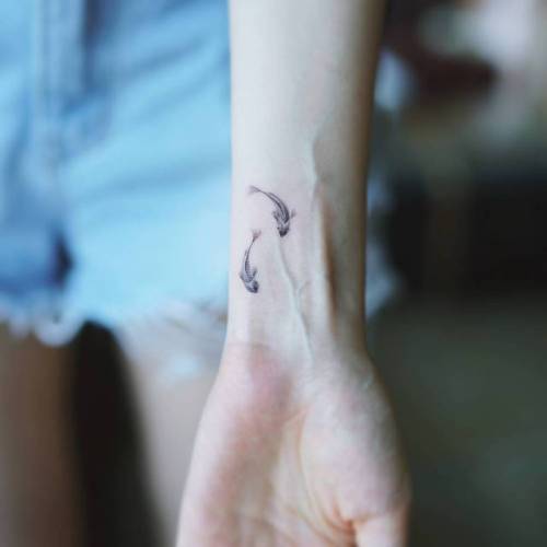 By Nando, done in Seoul. http://ttoo.co/p/29741 small;single needle;nando;animal;tiny;fish;ifttt;little;wrist;ocean