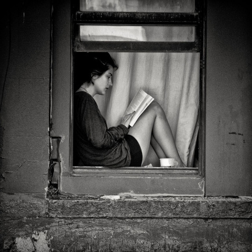 last-picture-show - Woman reading by the window