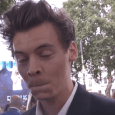 harry-nofookingway-styles:Harry reacting to praise/crowds...