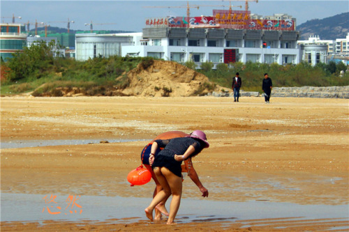 youranmeimei - 真空超短裙抓鱼：真空超短裙在海边玩的时候，老婆看到有人在抓鱼来了兴趣，一是就去搭讪学习怎么抓鱼~...