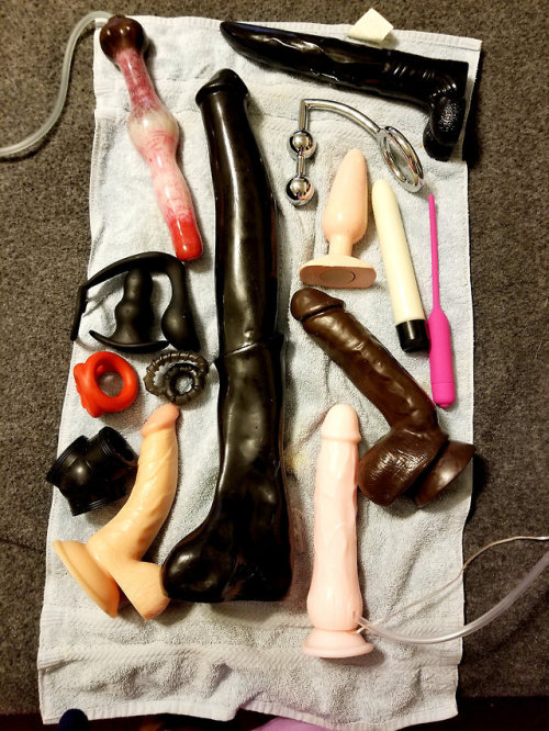 auntiesuz:Toy Time Bitches…. definitely a little something here...