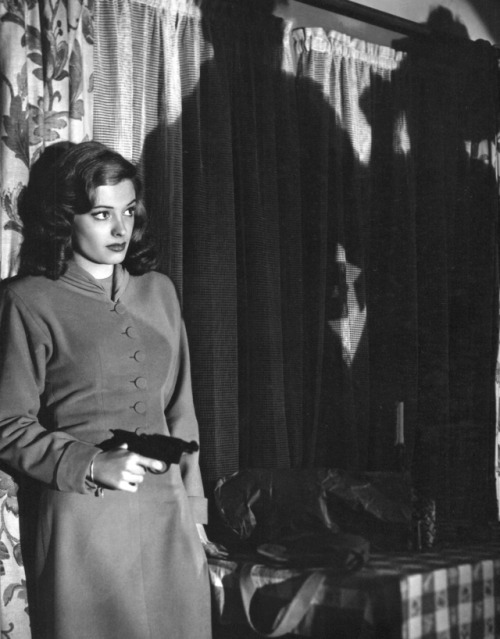 ladybegood:Jane Greer in Out of the Past (1947)A girl & a...