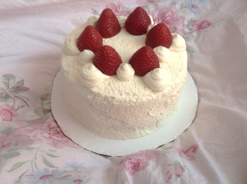p-illbox:made cake today, it’s a strawberry and cream sponge...