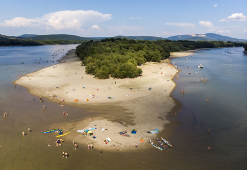 budapestbug:The Most Amazing Beaches of the Danube BendThe...