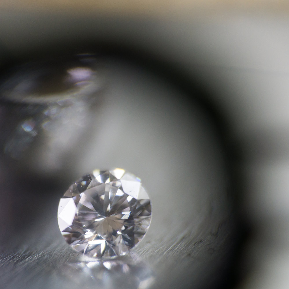 ルーペ越しのダイヤモンド　オーダーメイドの婚約指輪　素材