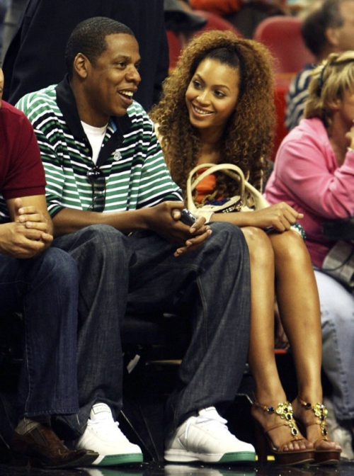 aintnojigga:Jay-Z and Beyoncé, photographed sitting courtside...