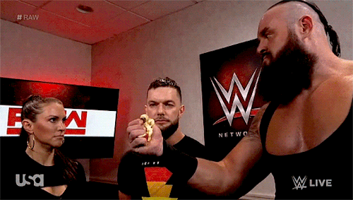 [Raw 3 ] Main Event :  Strowman vs Reigns Tumblr_p93xk7WBr91tuenido1_500