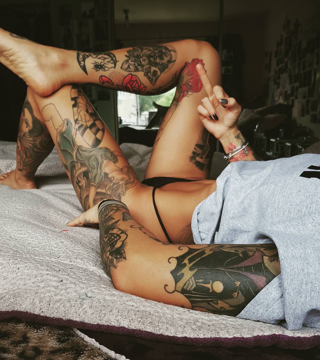 Татуированная подружка обожает хардкор
