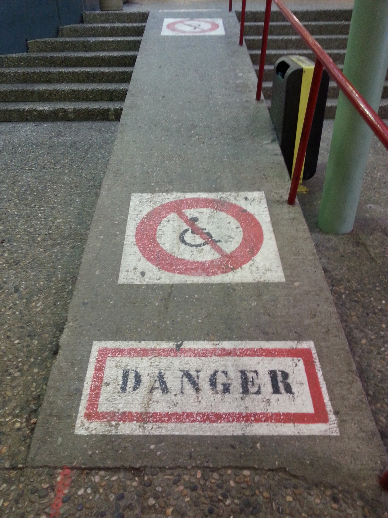 Rampe anti-handicapés à Lyon 2 campus de Bron (rampe de livraison évidemment, humour)