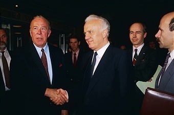 ‪Acuerdo histórico entre los ministros de exteriores de EEUU, George Shultz (66) y el de la URSS, Eduard Shevardnadze (59) sobre eliminación misiles intermedios, garantizando próxima cumbre en Washington el 7 diciembre entre Reagan (76) y Gorbachev...