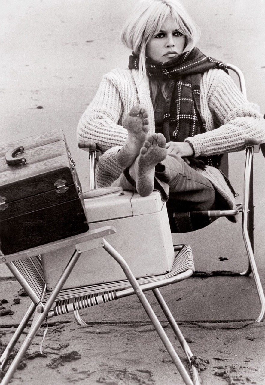 talesfromweirdland:
“A bored Brigitte Bardot on the set of À cœur joie (Eng: Two Weeks in September). 1967.
”