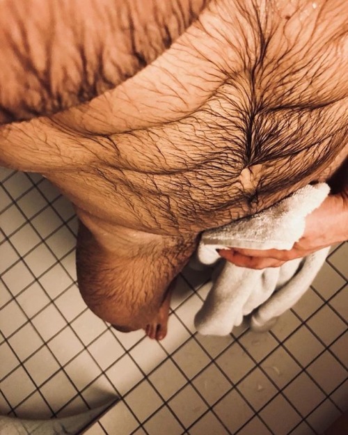 thehairyhunk - Featuring @damianpt.no • By @thehairyhunk •...