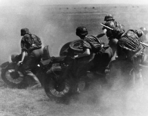 vaguedacier - Kurt Meyer’s motorcycle squad, Eastern Front 1941.