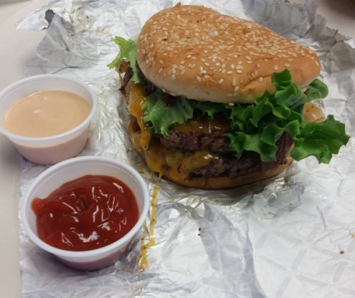 vortexsophia:As i take this photo of a lovely burger from a...