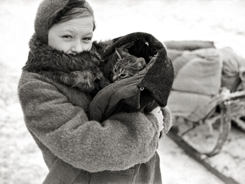 willigula - A Russian woman protects her cat from the cold near...