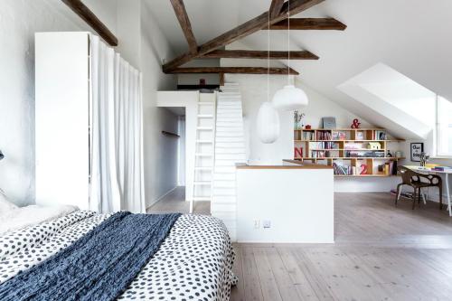 woodfloorsandwhitepaint - gravityhome - Apartment with attic...