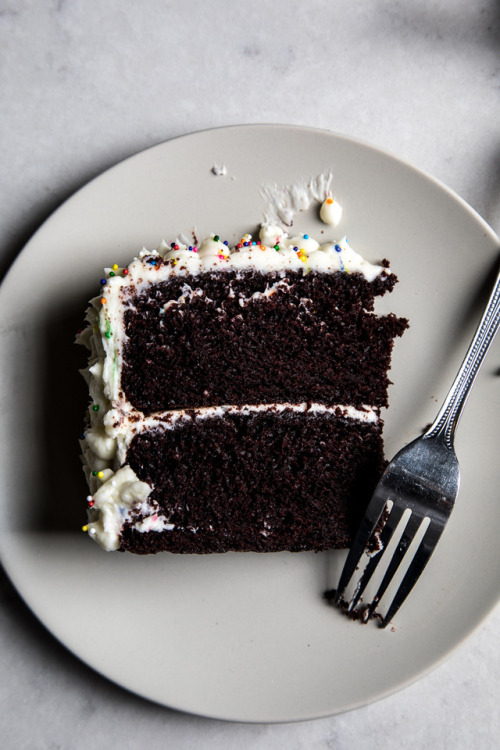 guardians-of-the-food:Chocolate Cake with Cream Cheese...