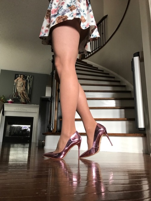 mygorgeouslegs:mygorgeouslegs:I just love posing and taking...