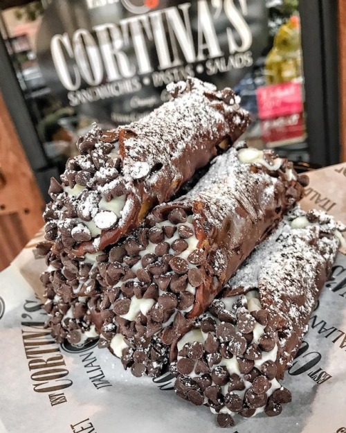 everybody-loves-to-eat - CHOCOLATE CANNOLIS from...