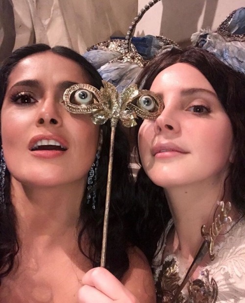 rusteddstardust - Lana del Rey and Salma Hayek at the 2018 Met...