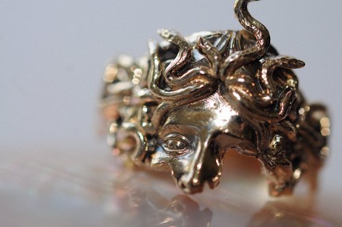 doriengrays:Medusa fragment ring. 14KY.By Sofia Ajram (source)