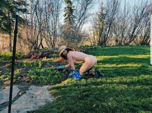 nakedinmygarden - Nude gardening and being naked in garden -...