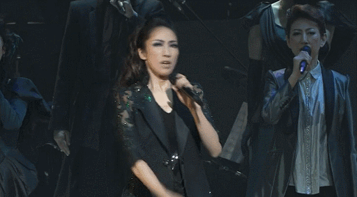 androgynous japanese actress Mizu Natsuki singing aggressively