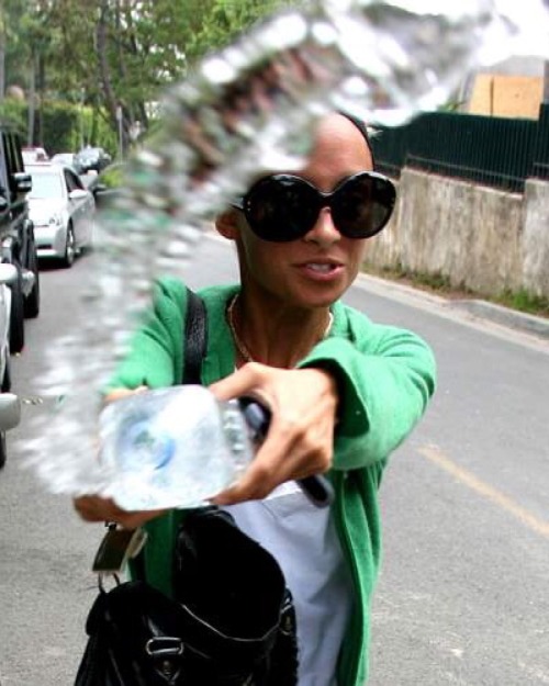 popculturediedin2009 - Nicole Richie throws water at paparazzi,...