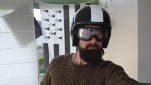 beardbreton - avec 1 casque de moto que j’avais trouvé en 2007...