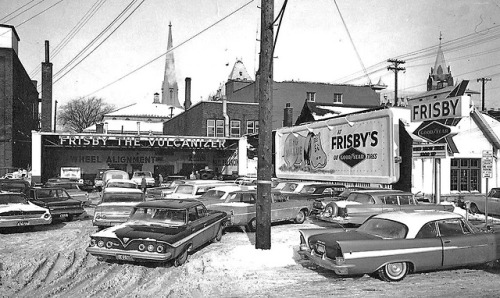 frenchcurious - Parking de la Frisby Tire Co, située à Ottawa, au...