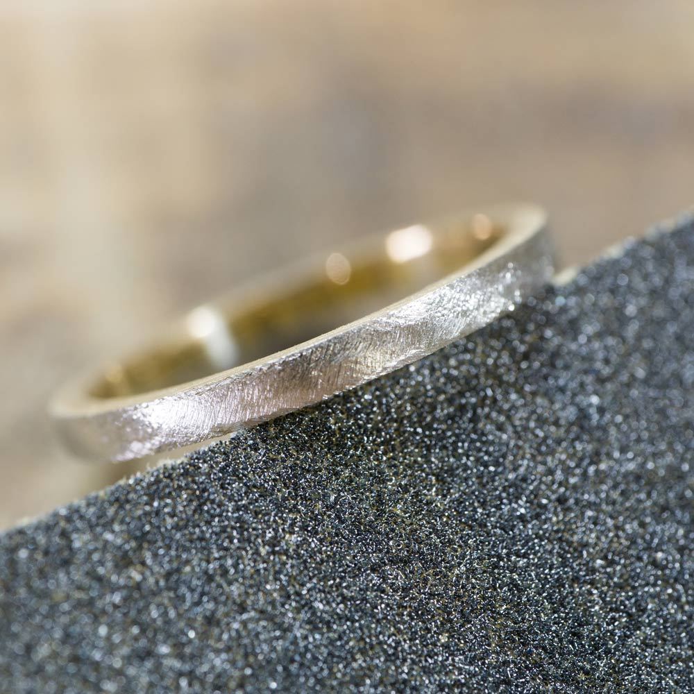 結婚指輪の制作風　プラチナ、ゴールド　クローズアップ　オーダーメイドのマリッジリング