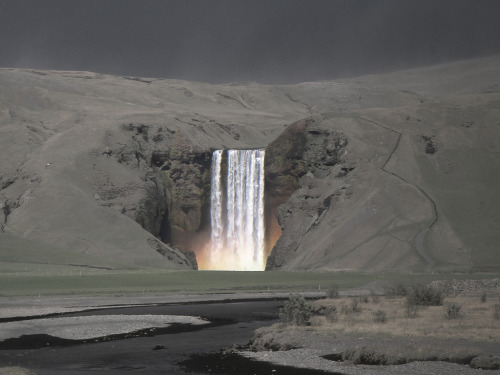nobodyiswatchingus:Waterfall amidst a mountain covered in ash...