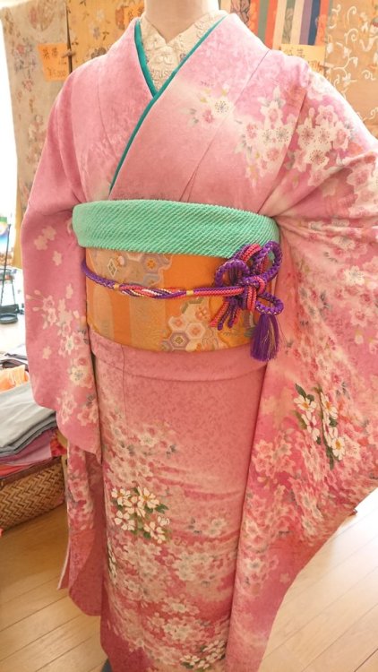 tanuki-kimono - Delicate scattering cherry blossoms furisode...