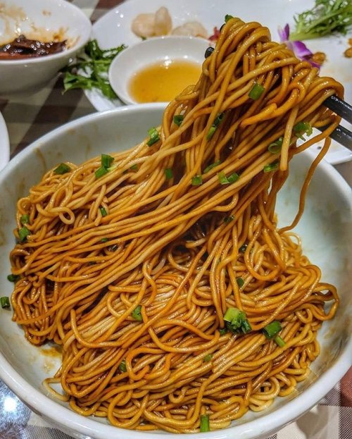 everybody-loves-to-eat - spring onion oil noodles(source)