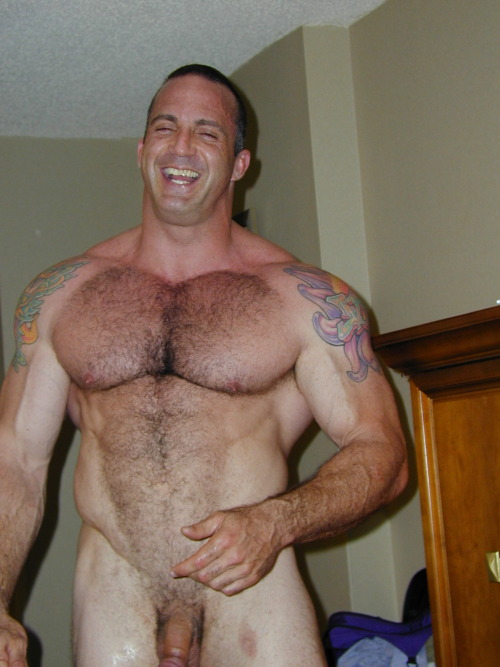 dompigmaster:is theres anything better than a huge man with an...
