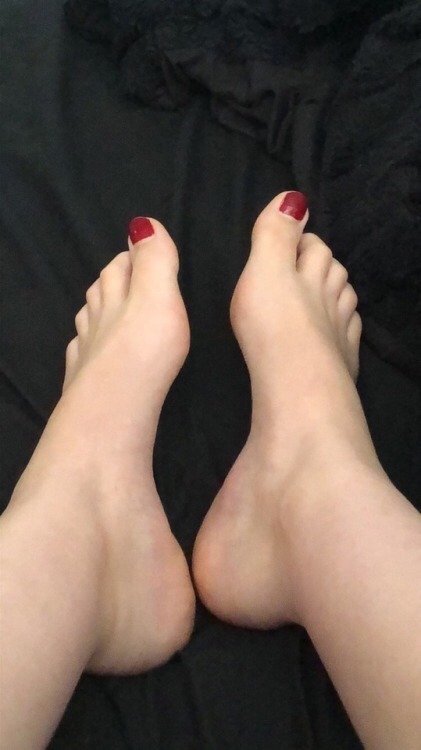 i-am-your-only-goddess - worship my feet you pindick...