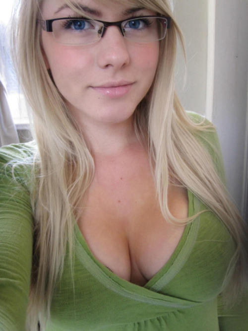 girlsglassesandasses:Beautiful Blonde who knows how to use what...