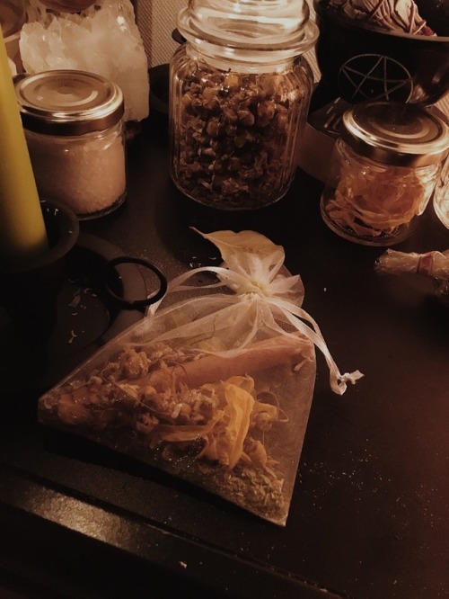 vikawicca - Spell Night - Herb pouch for prosperity 
