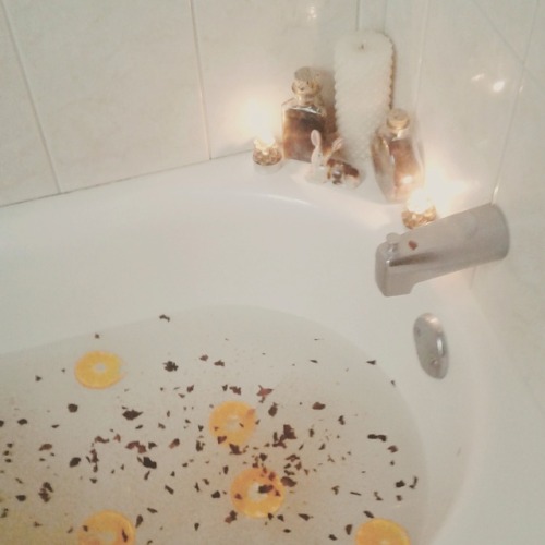 orriculum:Autumn bath ritual, a little rose, milk, orange and...