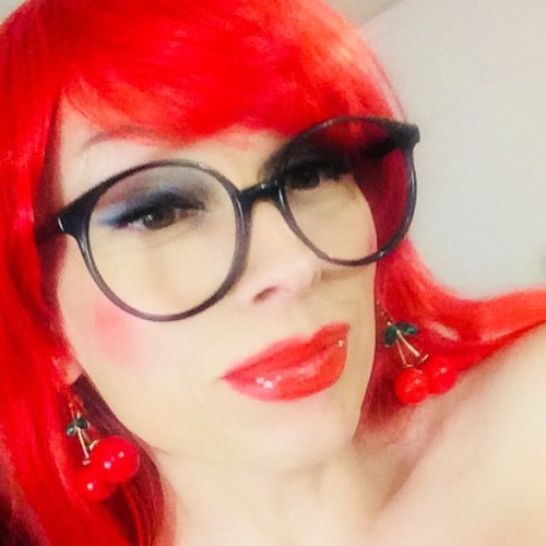 Perfect cheekbones #taraemory #redhair #glasses #lipstick #blush