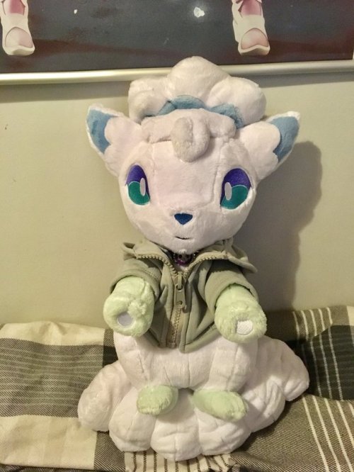 kitchikishangout - I bought a hoodie for my vulpix plush...