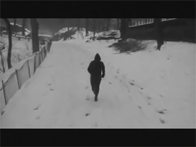 Homem correndo na Neve