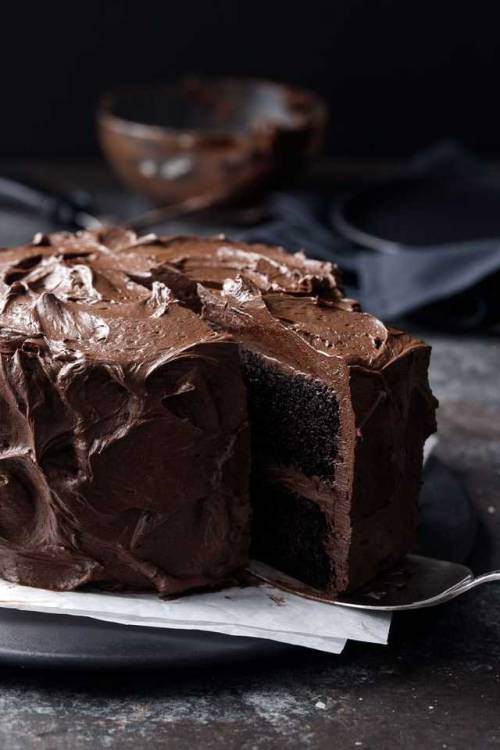 fullcravings - Ultimate Chocolate Cake with Fudge Frosting