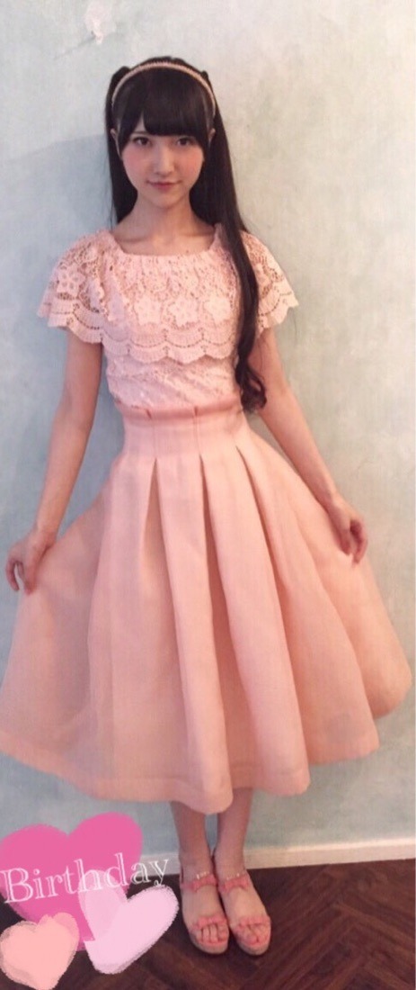 ピンクのドレスの山崎エリイ