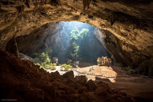 viralthings - Khao Luang Cave - a Buddhist temple in a cave 90...