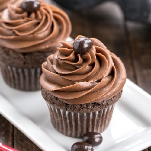 justyummyrecipes - Frosted Chocolate Mocha Cupcakes...