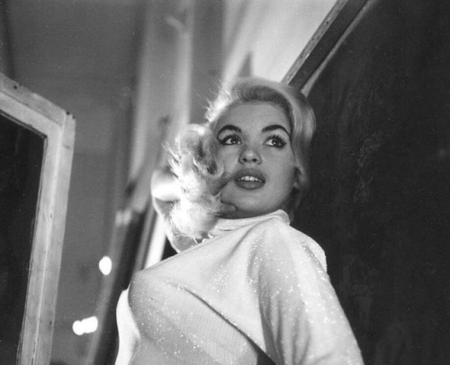 summers-in-hollywood - Jayne Mansfield, 1955. Photo by Peter Basch